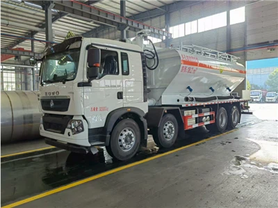 Sinotruk HOWO 18 kubiskā amonija nitrāta sprāgstvielu kravas automašīna